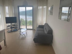 TV, DVD player, livros, aparelho de som