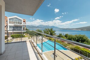 Property grounds - Luxurious Apartment - Stunning views over Kotor Bay - Shared Infinity Pool (Đenovići)