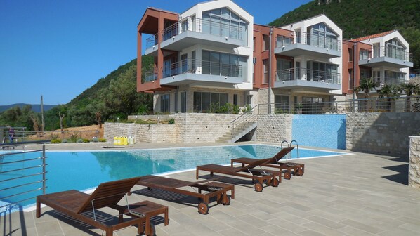 حمّام سباحة خارجي