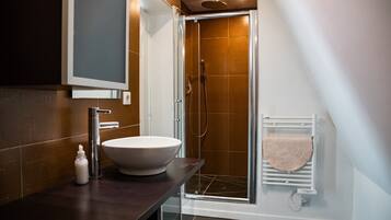 Ensemble douche/baignoire, sĂšche-cheveux, serviettes fournies