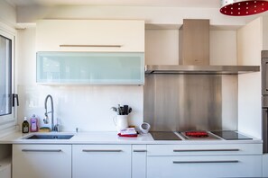 Kühlschrank, Mikrowelle, Ofen, Herdplatte