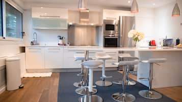 Jääkaappi, mikroaaltouuni, uuni, liesi