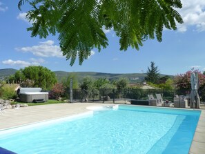 Espace piscine et SPA ,vue sur les monts du Razal et de la grotte de CHAUVET 2.