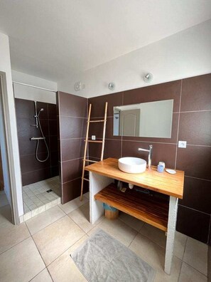 Een douche, een haardroger, handdoeken, zeep