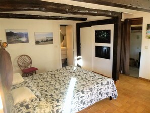 1 habitación, tabla de planchar con plancha, wifi gratis y ropa de cama 