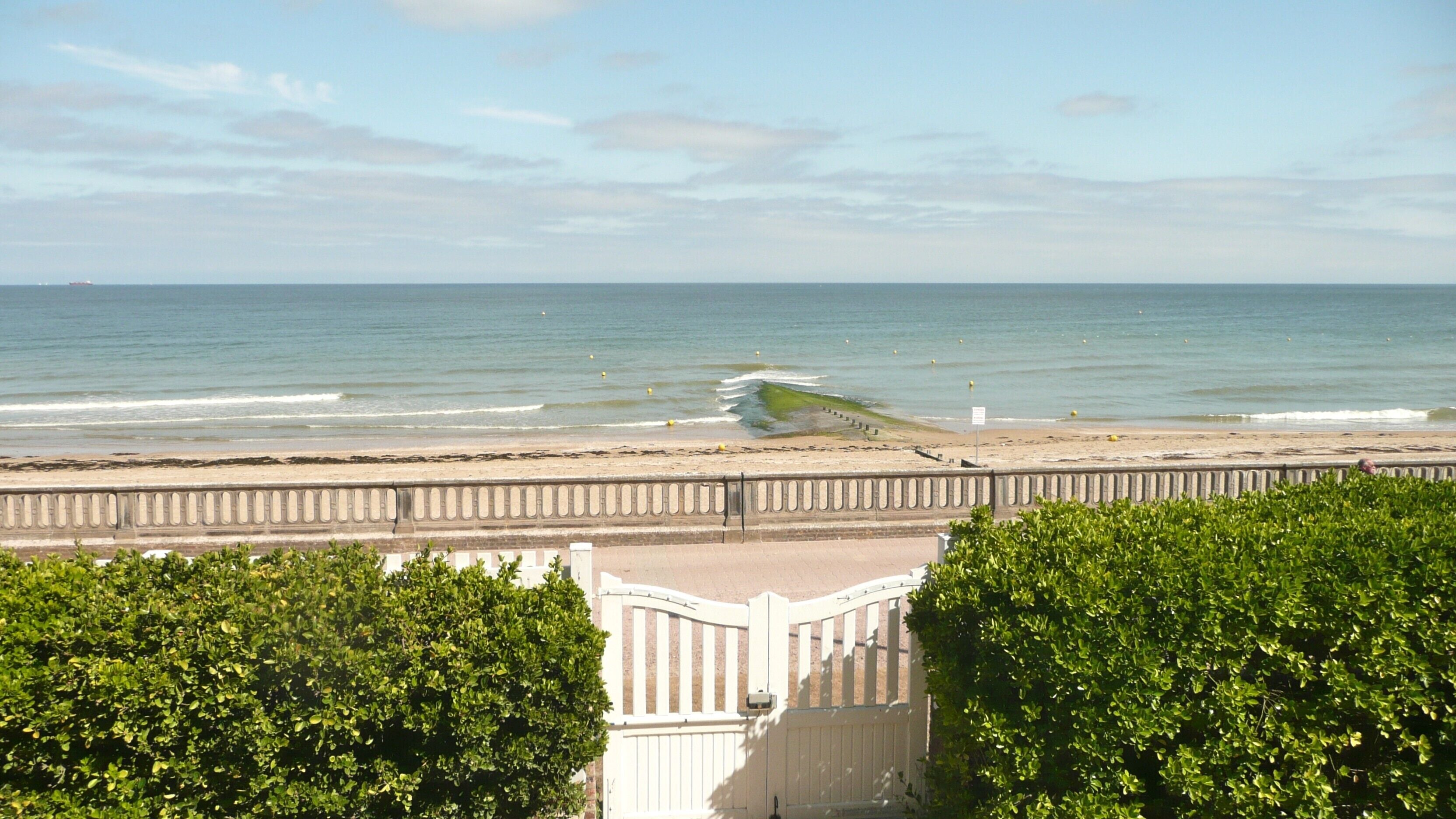 BEAUTIFUL VILLA OF 400 M2 THE WATERFRONT