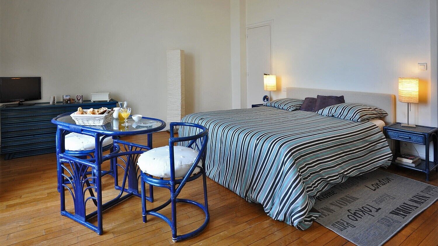 BEAUTIFUL VILLA OF 400 M2 THE WATERFRONT