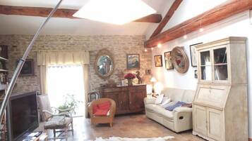 TV connectée, cheminée, lecteur de DVD, table de tennis de table