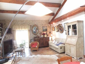 Smart-TV, peis, DVD-spiller og bordtennis