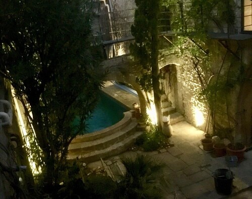 200 m2 artist's house in historic village 3km from Pont du Gard