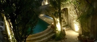  Kunstnerens hus i den historiske landsbyen 3 km fra Pont du Gard