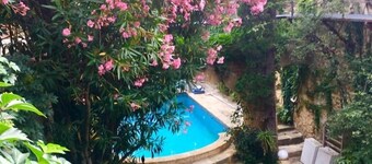 200 m2 artist's house in historic village 3km from Pont du Gard