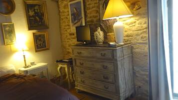 3 chambres, bureau, fer et planche à repasser, lit parapluie