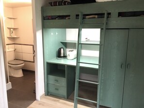 3 makuuhuonetta, työpöytä, silitysrauta/-lauta, vauvan matkasänky