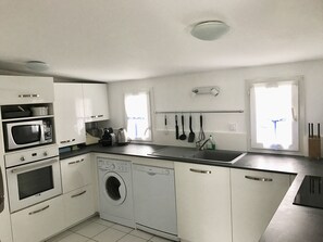 Réfrigérateur, four à micro-ondes, un four, surface de cuisson