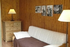 1 chambre, fer et planche à repasser