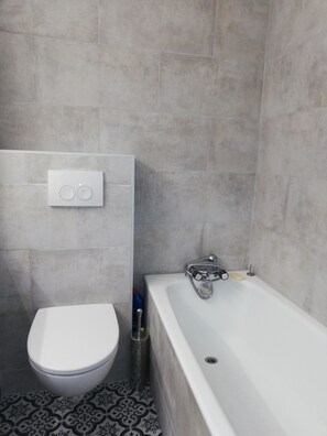 Bañera, papel higiénico