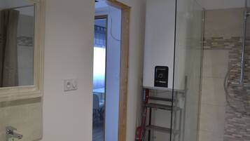 Een douche, handdoeken