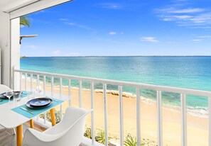 A balcony with a view of a beach and ocean. - ❤️❤️❤️studio beyondsea grand case beach ⭐️⭐️⭐️⭐️ (grand case)