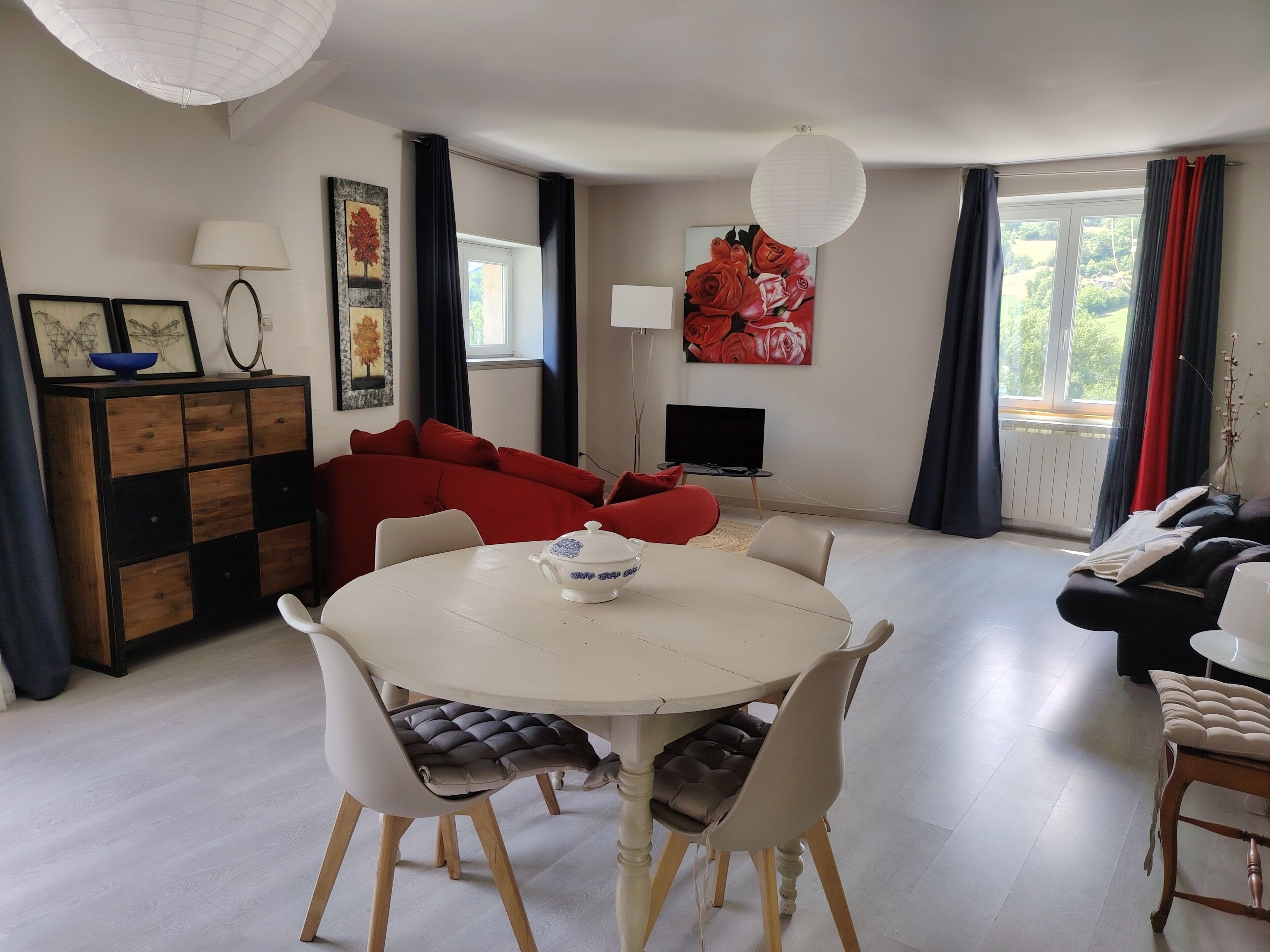 Een televisie en boeken