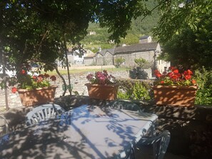 Outdoor dining - Beautiful apartment at the entrance of Gorges du Tarn (La Cresse)