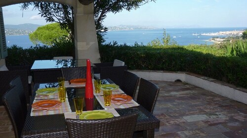 Villa avec piscine et vue exceptionnelle sur la baie de Saint-Tropez