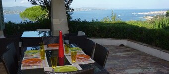 Villa with swimming pool and exceptional view over the bay of Saint-Tropez