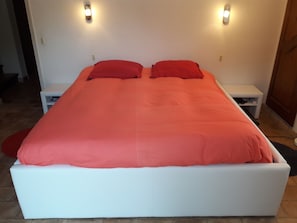 3 habitaciones, tabla de planchar con plancha, wifi y ropa de cama 