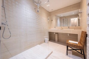 Een bad, een haardroger, een bidet, handdoeken