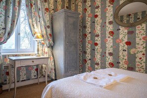 5 bedrooms, iron/ironing board, travel crib, free WiFi