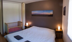 3 bedrooms, desk, iron/ironing board, free WiFi - House for 6 and a baby, quiet and bright, all comforts, shaded terrace (Vayres)
