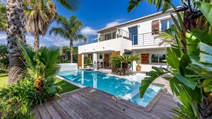 A modern two-story house with a swimming pool, surrounded by tropical plants. - Villa, heated pool, exceptional view, exotic garden, 4-star rating (Montbazin)