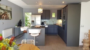 Réfrigérateur, micro-ondes, four, lave-vaisselle