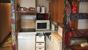 A compact kitchen with a microwave, toaster, and dishwasher. - Apartment in the center of the village of Combloux (Combloux)