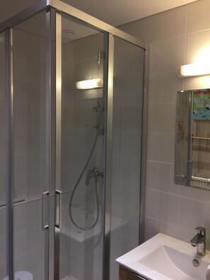 Douche, séchoir à cheveux, serviettes fournies