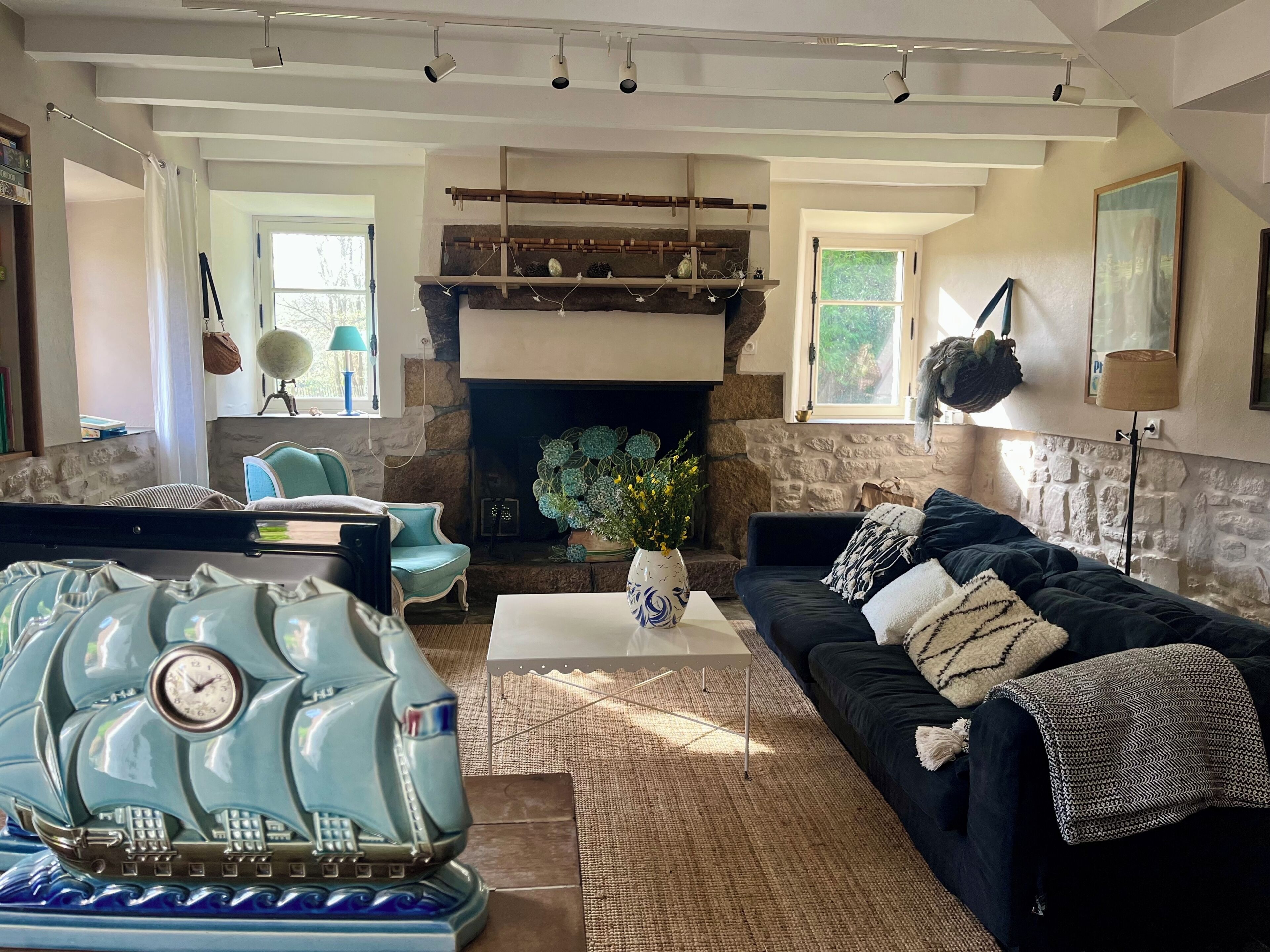 Smart TV, fireplace, DVD player, books