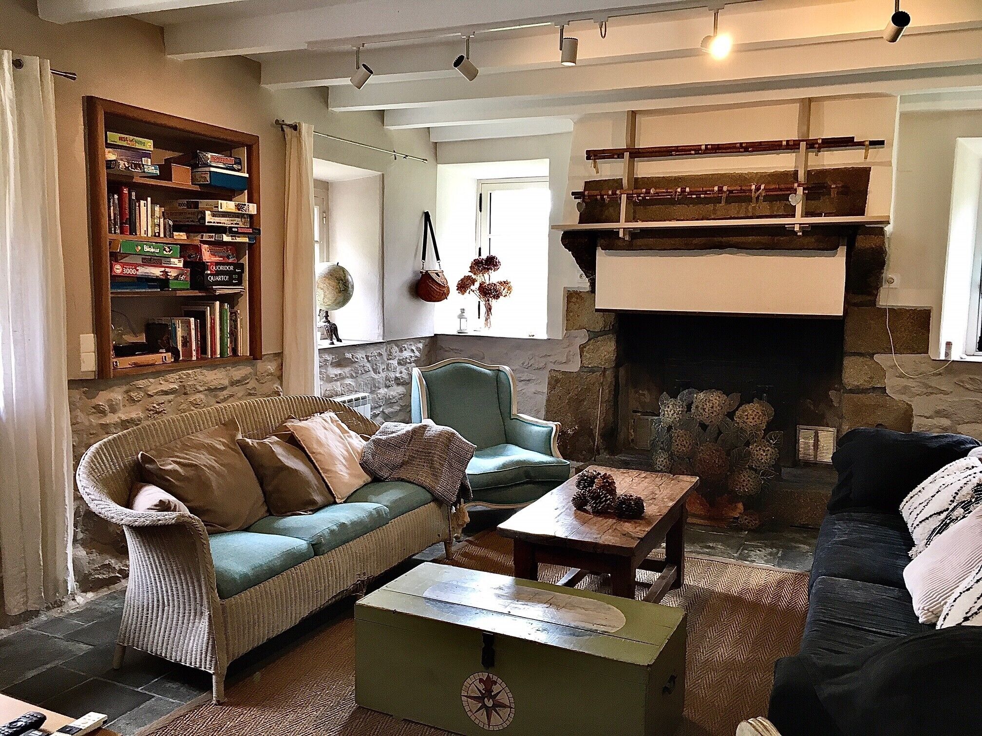 Magnificent 1 hectare property with wood and pond, direct access to the beach