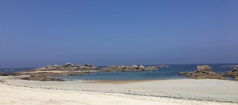 Storslagen fastighet på 1 hektar med trä och damm, direkt tillgång till stranden