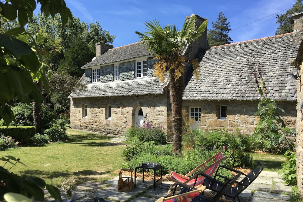 Magnificent 1 hectare property with wood and pond, direct access to the beach