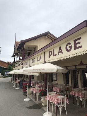 Outdoor dining - Villa 5 minutes from the beach, ideal for vacations with family or friends! (Lège-Cap-Ferret)