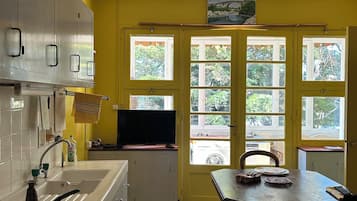 Een koelkast, een microgolfoven, een oven, een kookplaat
