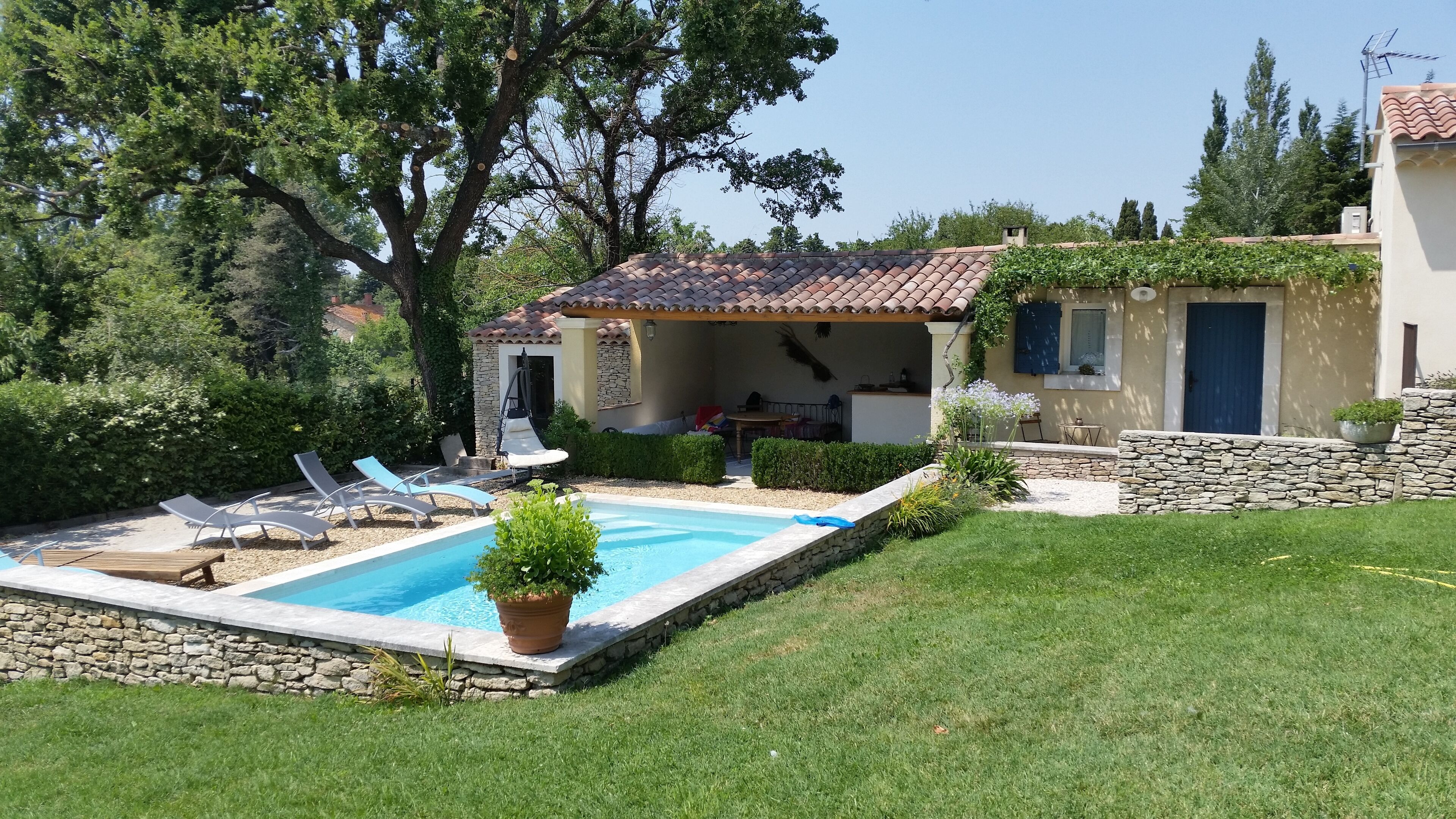 Cottage with pool in L'Isle Sur La Sorgue