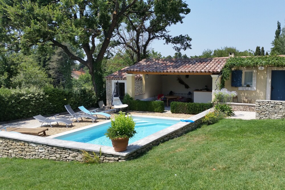 Cottage with pool in L'Isle Sur La Sorgue