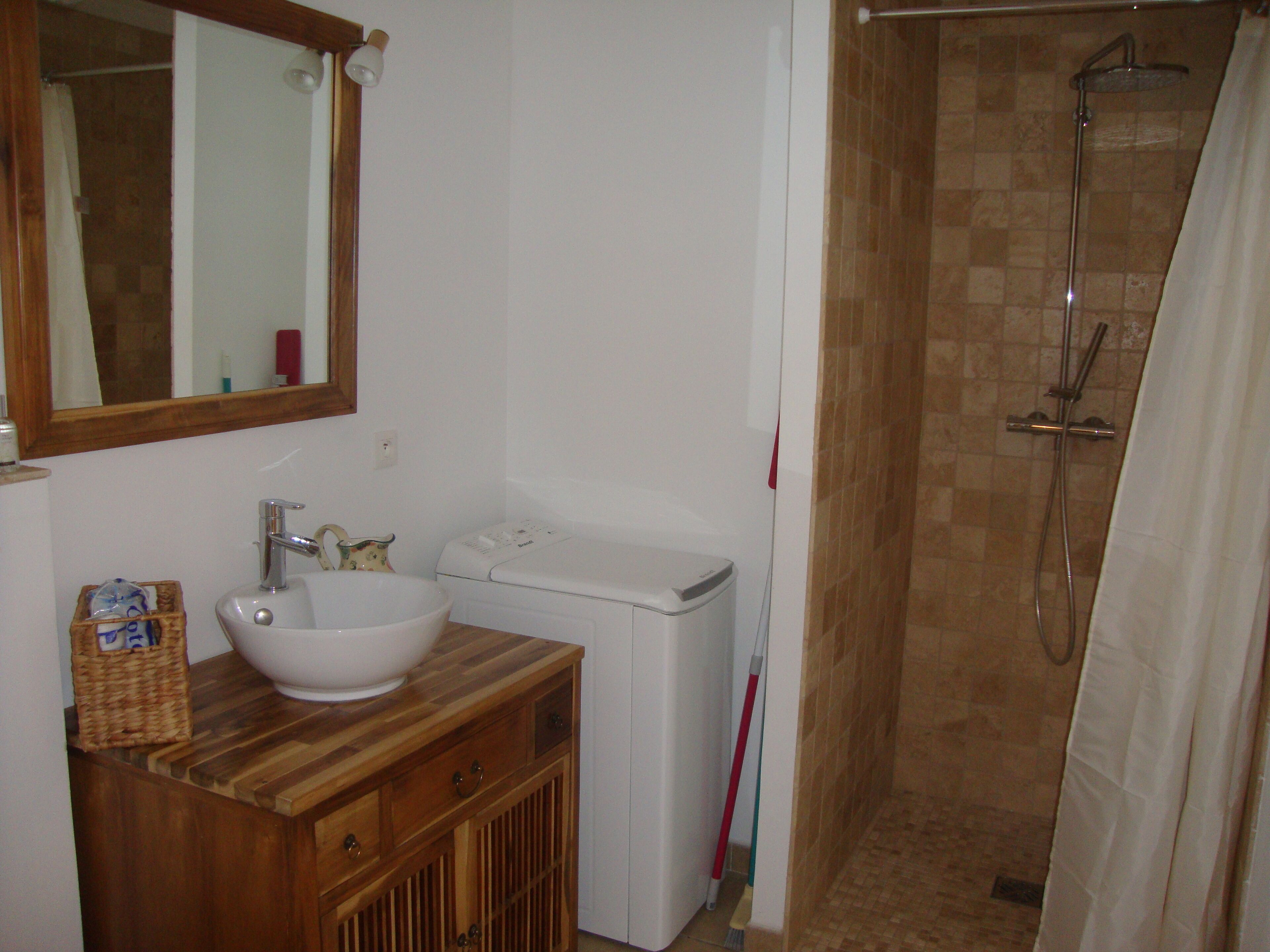 Cottage with pool in L'Isle Sur La Sorgue