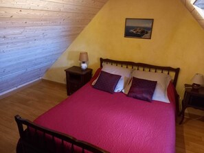 3 dormitoris, planxa i posts de planxar i un bressol de viatge 