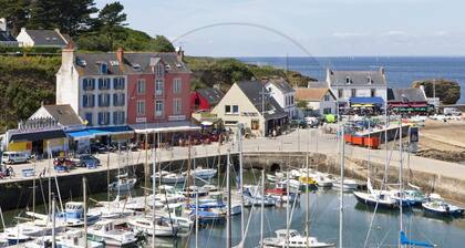close to the port and shops