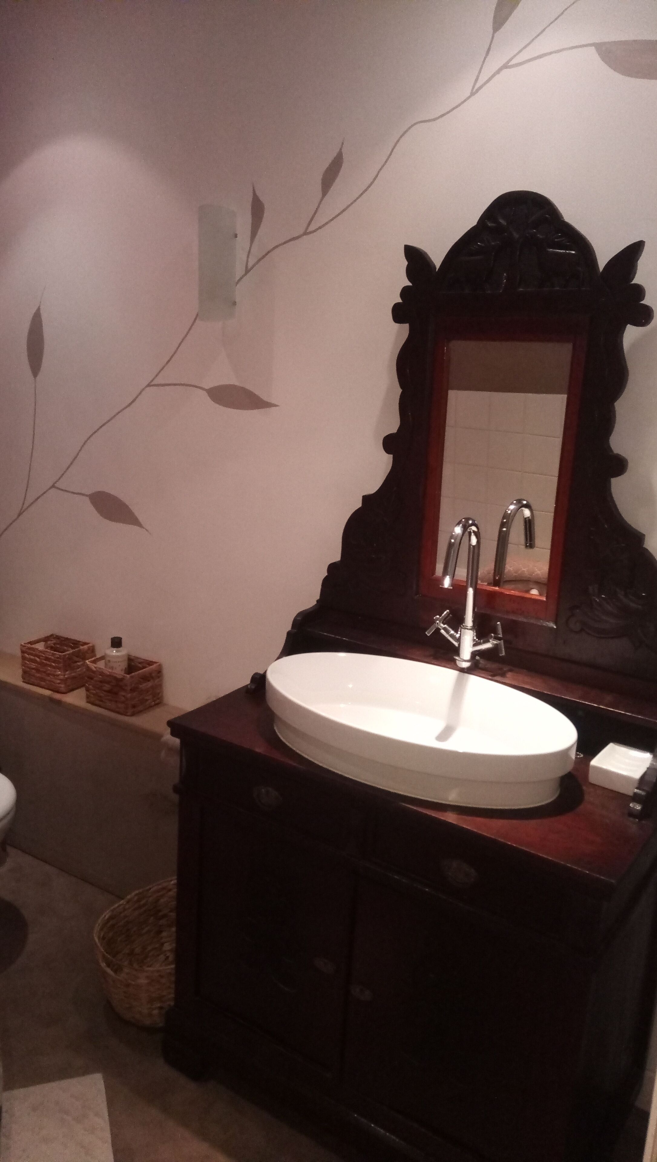 Een haardroger, handdoeken, zeep