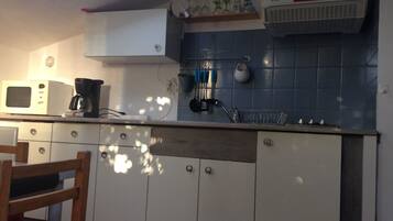 Geladeira, micro-ondas, cooktop, cafeteira/chaleira