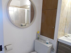 Baignoire, sèche-cheveux, serviettes fournies, savon