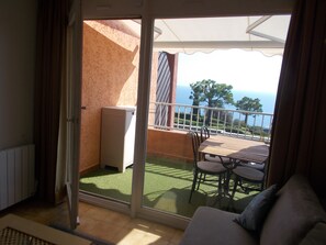 Fernseher, Tischtennisplatte, Bücher